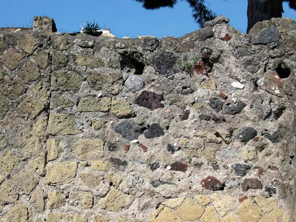 V.34, Herculaneum. May 2003. Detail of east end of north wall of shop. Photo courtesy of Nicolas Monteix.